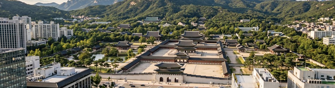 울창한 빌딩 숲으로 둘러싸인 서울 도심 한복판에서 고풍스러운 기와지붕의 조화가 흥미롭습니다.