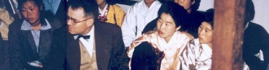 1949년 선교인으로 한국에 온 스틸 형제가 좋은 소식을 전하는 모습